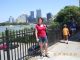 Małgorzata Korycka. Za plecami panorama Pittsburgha.